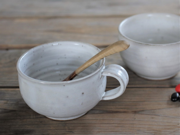 白い陶器のスープカップ 4枚目の画像