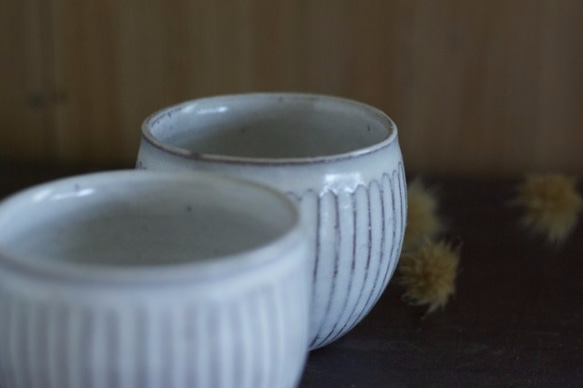 陶器の丸湯のみ（白/鎬） 4枚目の画像