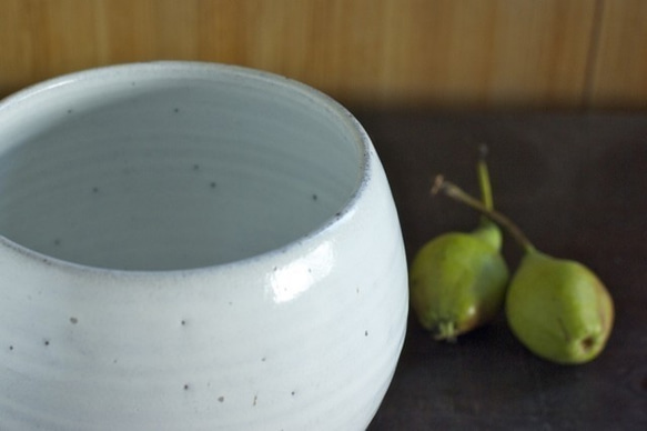 白い陶器の花器 4枚目の画像