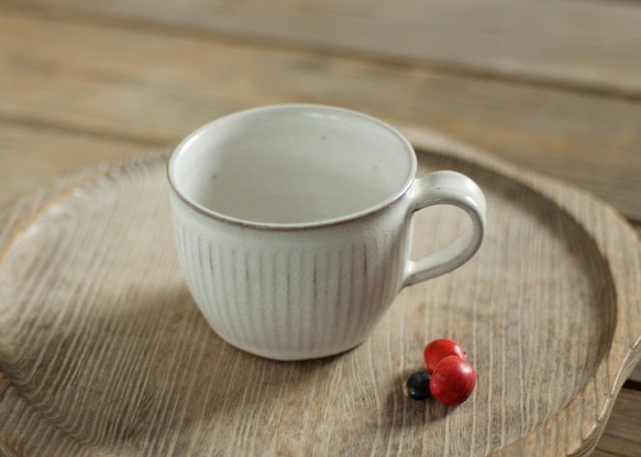 白釉コーヒーカップ（鎬） 1枚目の画像