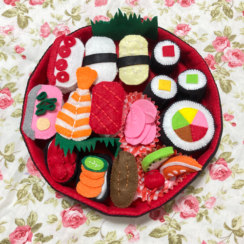 ⑦フェルトままごと　お寿司　オーダーページ お寿司完成~！🍣 . @mametaro_omocha 様の型紙使用 . シャリ10個作って