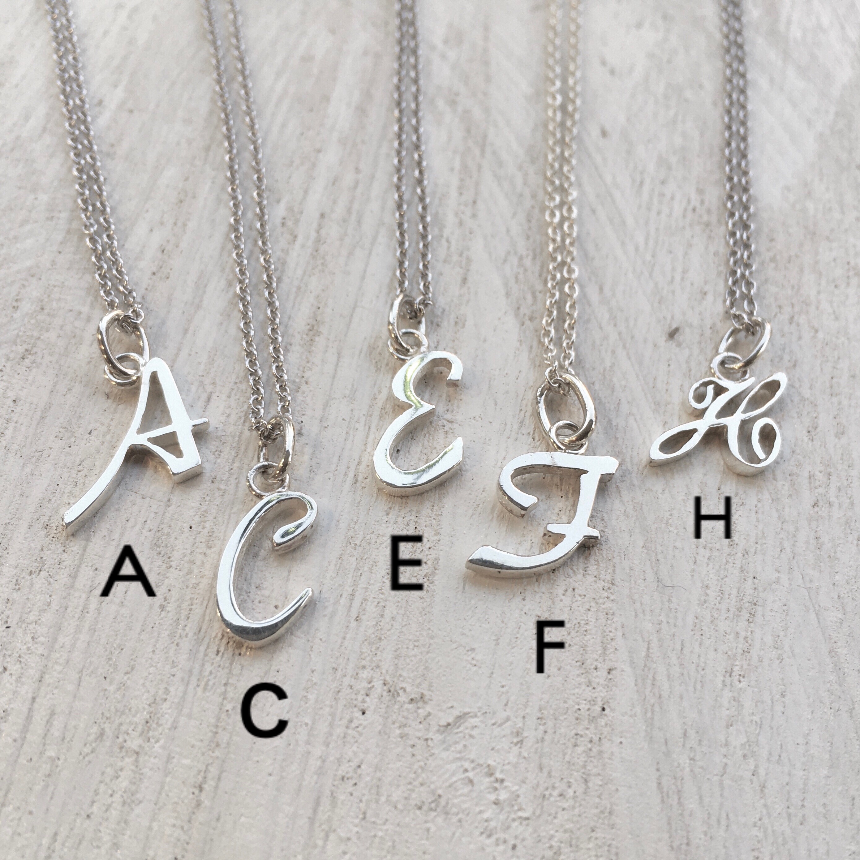 K5イエローゴールド“イニシャル筆記体アルファベットペンダント”