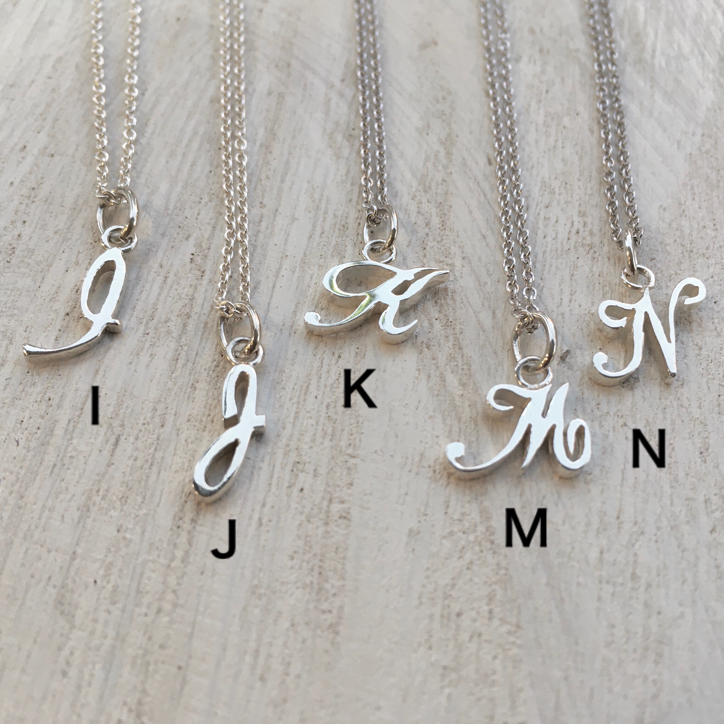 K5イエローゴールド“イニシャル筆記体アルファベットペンダント”