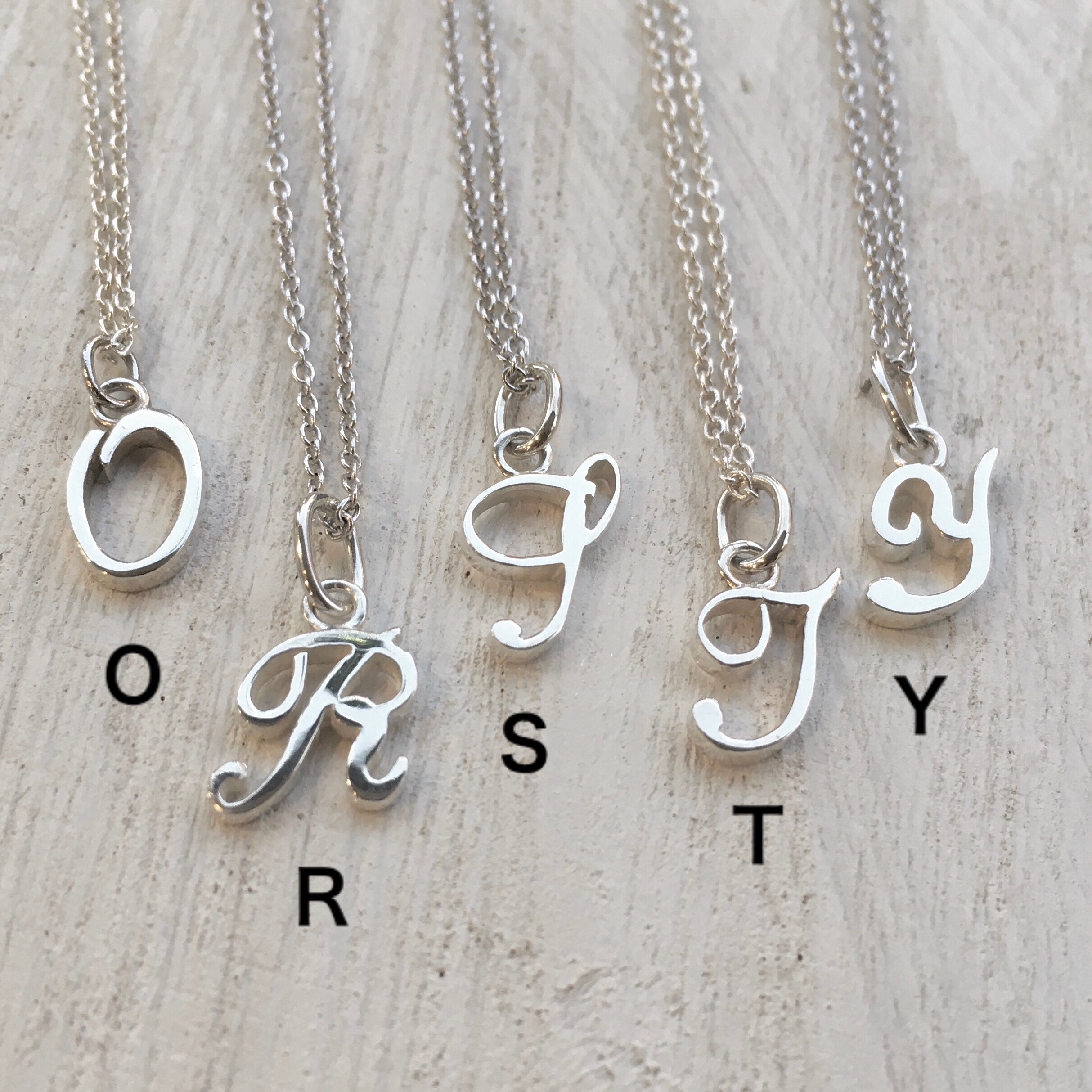 K5イエローゴールド“イニシャル筆記体アルファベットペンダント”