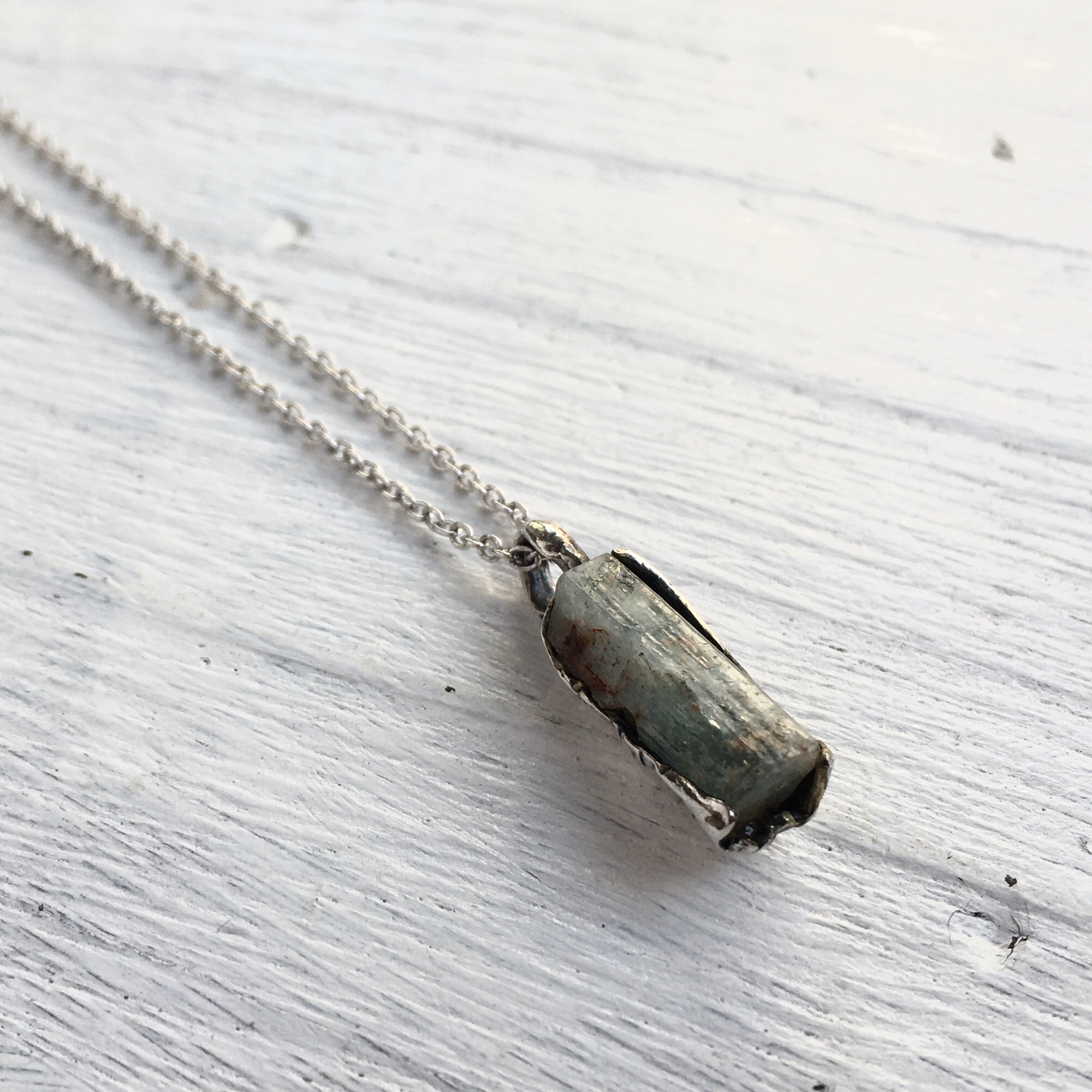 “アクアマリン原石を銀で包んだ”一点物 ペンダントsilver925