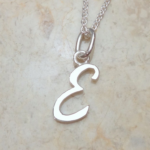 イニシャル”E” 筆記体アルファベットペンダント P083 ネックレス