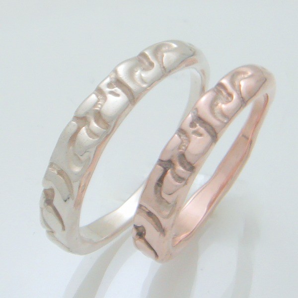 不規則な彫り模様のペアリング　SRC2996　ピンク＆プラチナシルバー ケンジハウス