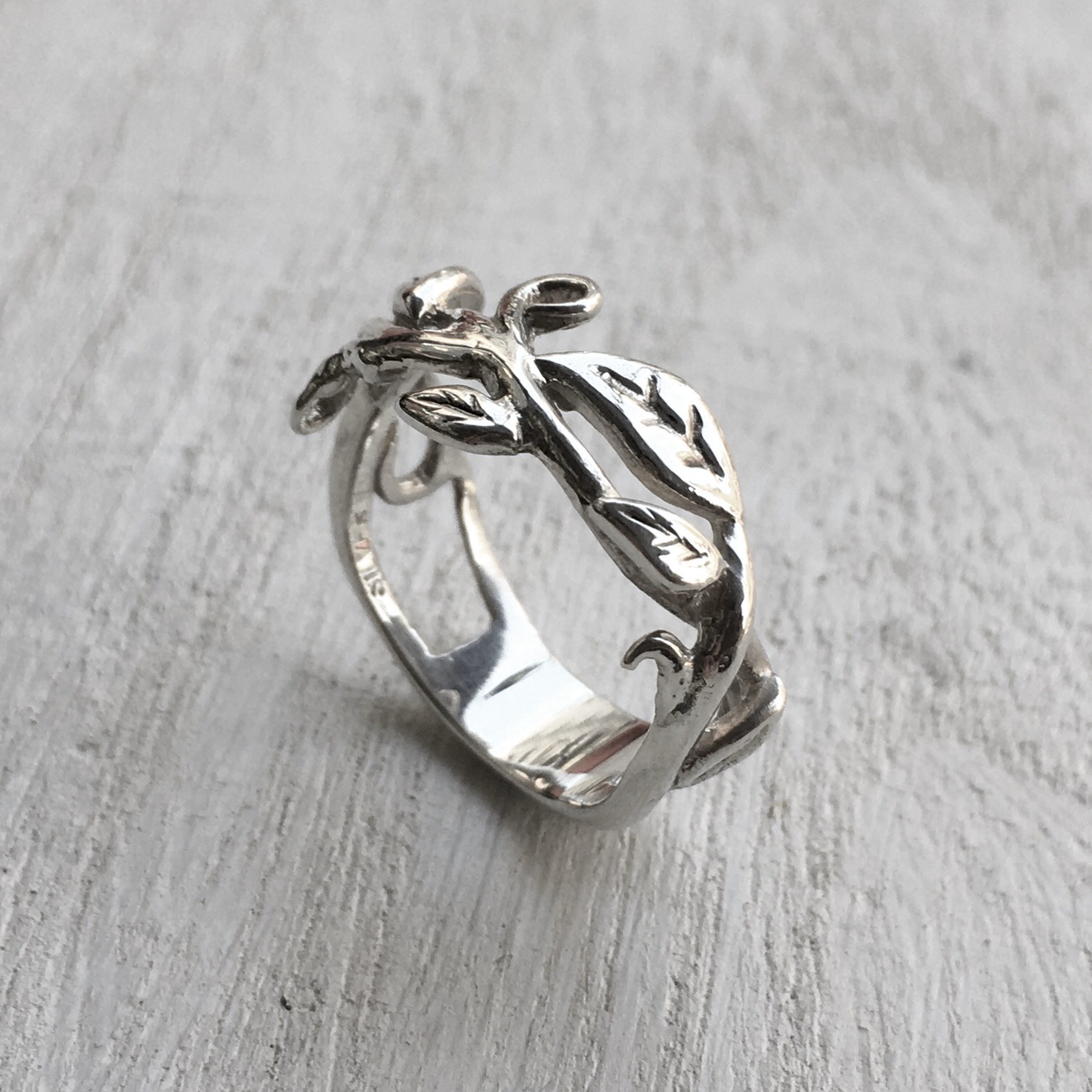 “イキイキしたツタの絡まるリング” SILVER925 SRC2856