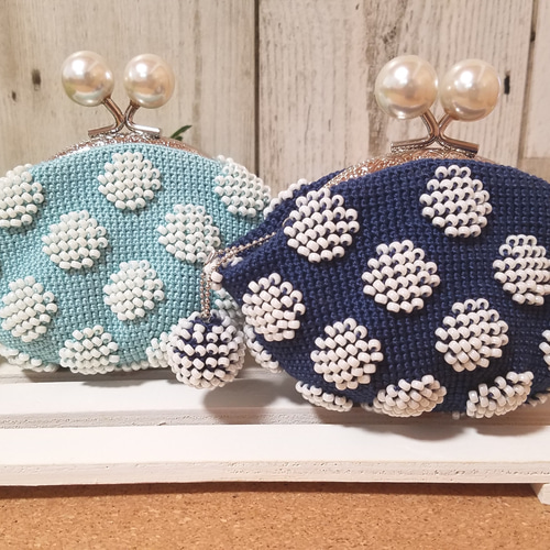 saku様オーダー品】水玉模様のビーズ編みがま口（S）紺×白 水色×白