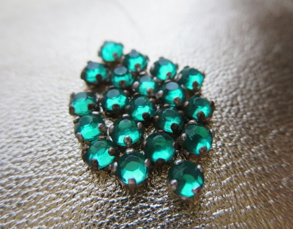 *♥Vintage Austrian Crystal Sew On Soft Emerald Green 10pcs♥* 3枚目の画像