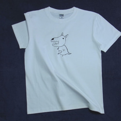 ＜犬じゃないよ「カンガルー。」＞手でペイントされたシンプルなＴシャツ。「受注生産」Unisex 2枚目の画像