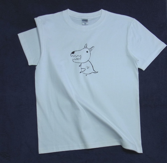 ＜犬じゃないよ「カンガルー。」＞手でペイントされたシンプルなＴシャツ。「受注生産」Unisex 2枚目の画像