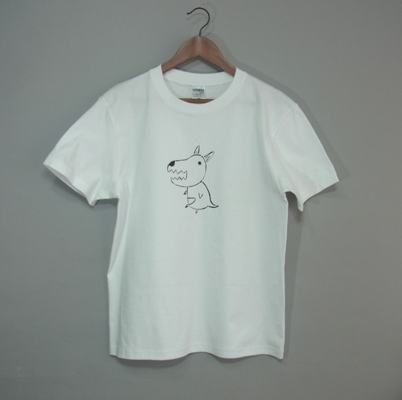 ＜犬じゃないよ「カンガルー。」＞手でペイントされたシンプルなＴシャツ。「受注生産」Unisex 3枚目の画像