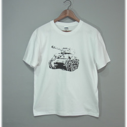 ＜戦車 シャーマン＞-手でペイントされたシンプルなＴシャツ「受注生産」Unisex 4枚目の画像