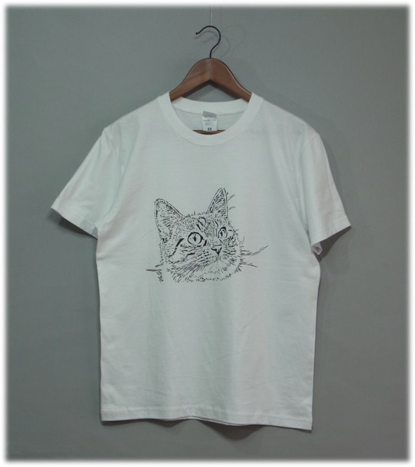 まるちゃん・ねこ　-手でペイントされたシンプルなＴシャツ「受注生産」Unisex 4枚目の画像