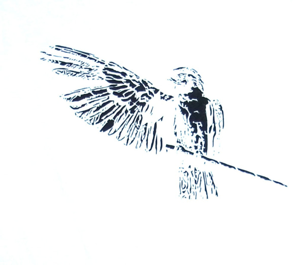 片翼を広げたオウム　-手でペイントされたシンプルなＴシャツ「受注生産」Unisex 3枚目の画像