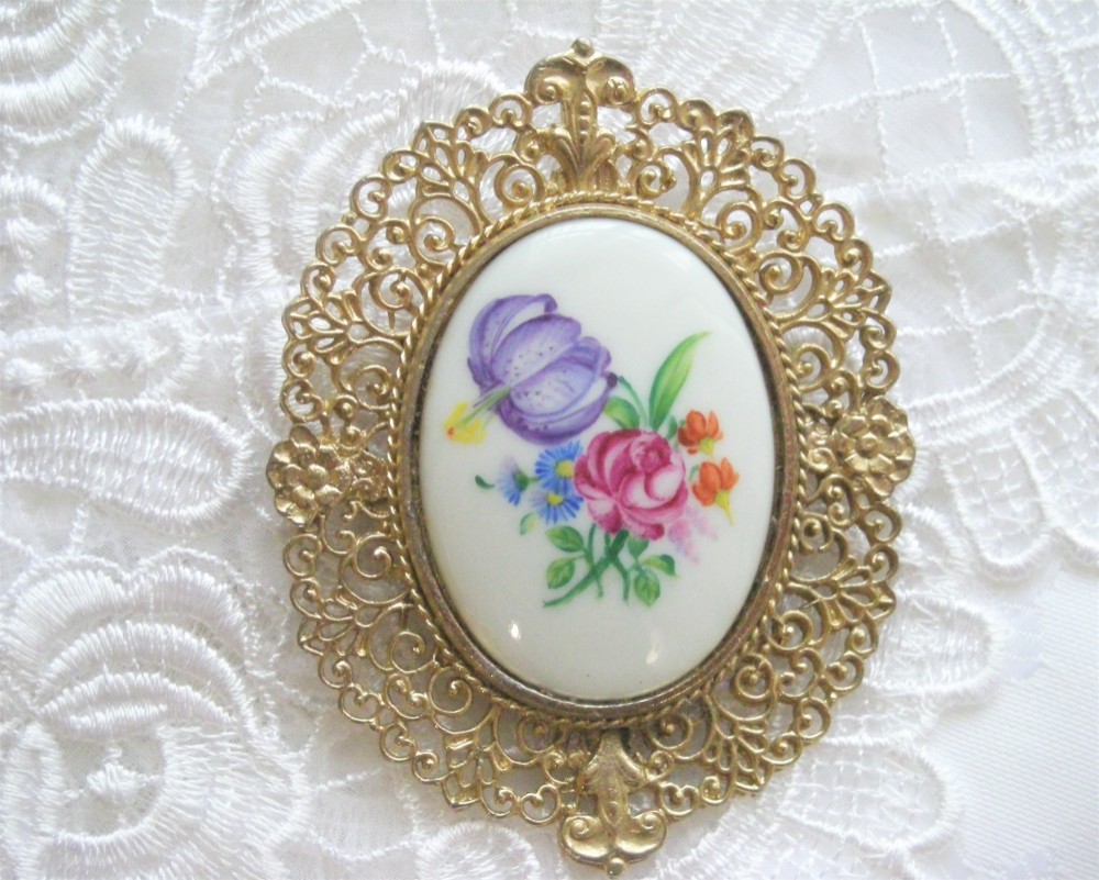 手描き上絵付♡ブローチ/ペンダント両用（flower bouquet)7㎝ｘ5.5㎝