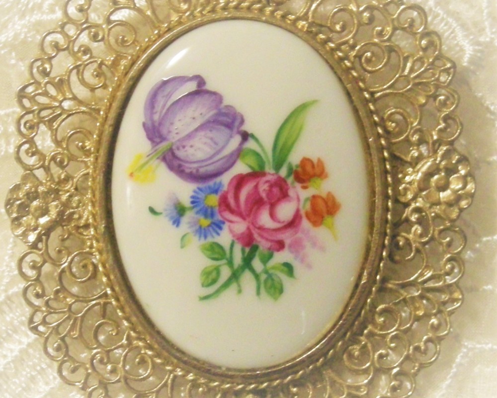 手描き上絵付♡ブローチ/ペンダント両用（flower bouquet)7㎝ｘ5.5㎝