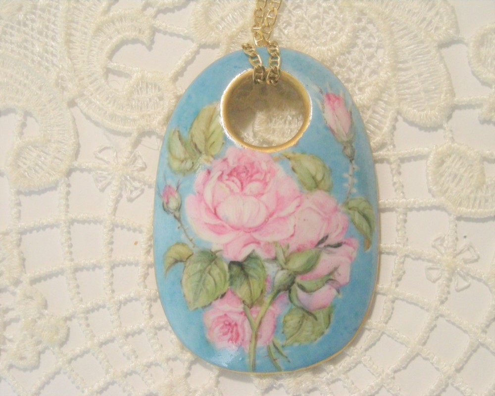 手描き上絵付♡磁器ペンダントトップ(薔薇)7.5㎝ｘ5㎝*鎖無し