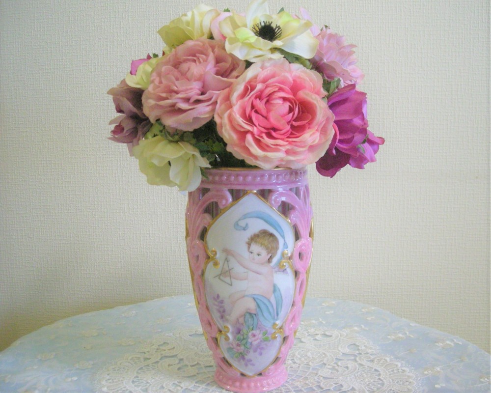 手描き上絵付♡天使の花瓶(透かし2重構造）口径10㎝ｘ高さ20㎝
