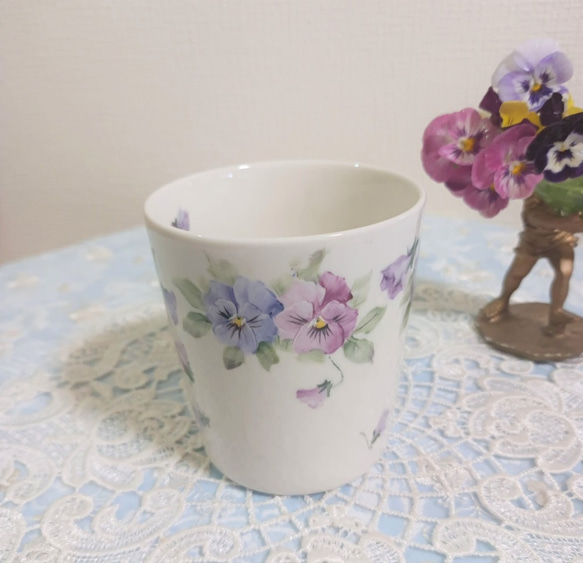 手描き上絵付♡パンジーマグカップ(Ⓑガーランド/ピンク系薄紫色の把手)口径6.5㎝ｘ高さ9㎝/容量300㏄ 3枚目の画像
