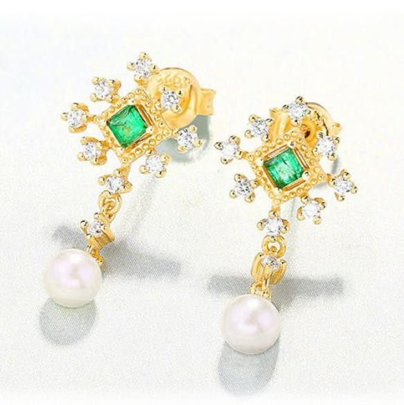 ＜受注制作＞雪の結晶と雲のピアス　天然エメラルド　淡水パール　0584