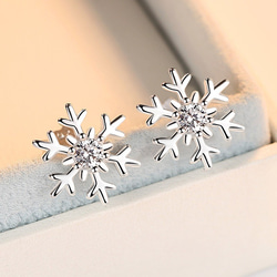 ワスレナグサのピアス - 耳を華やかさを添える　R418 ワスレナグサのピアス - 耳を華やかさを添える R418 | iichi 日々の