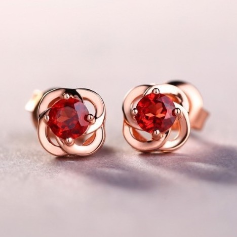 ＜受注制作＞四つ葉のクローバーのピアス　普段使い　外出　シルバー　ガーネット 0168