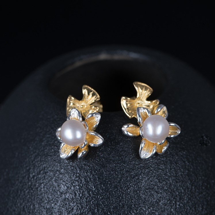 ＜受注制作＞花のピアス　パール　シルバー　スタイリッシュ　0266