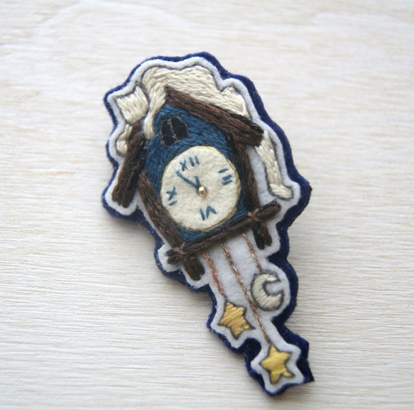 刺繍のブローチ【時計】 3枚目の画像