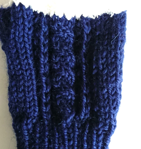 縄編み模様の指なしハンドウォーマー 4枚目の画像