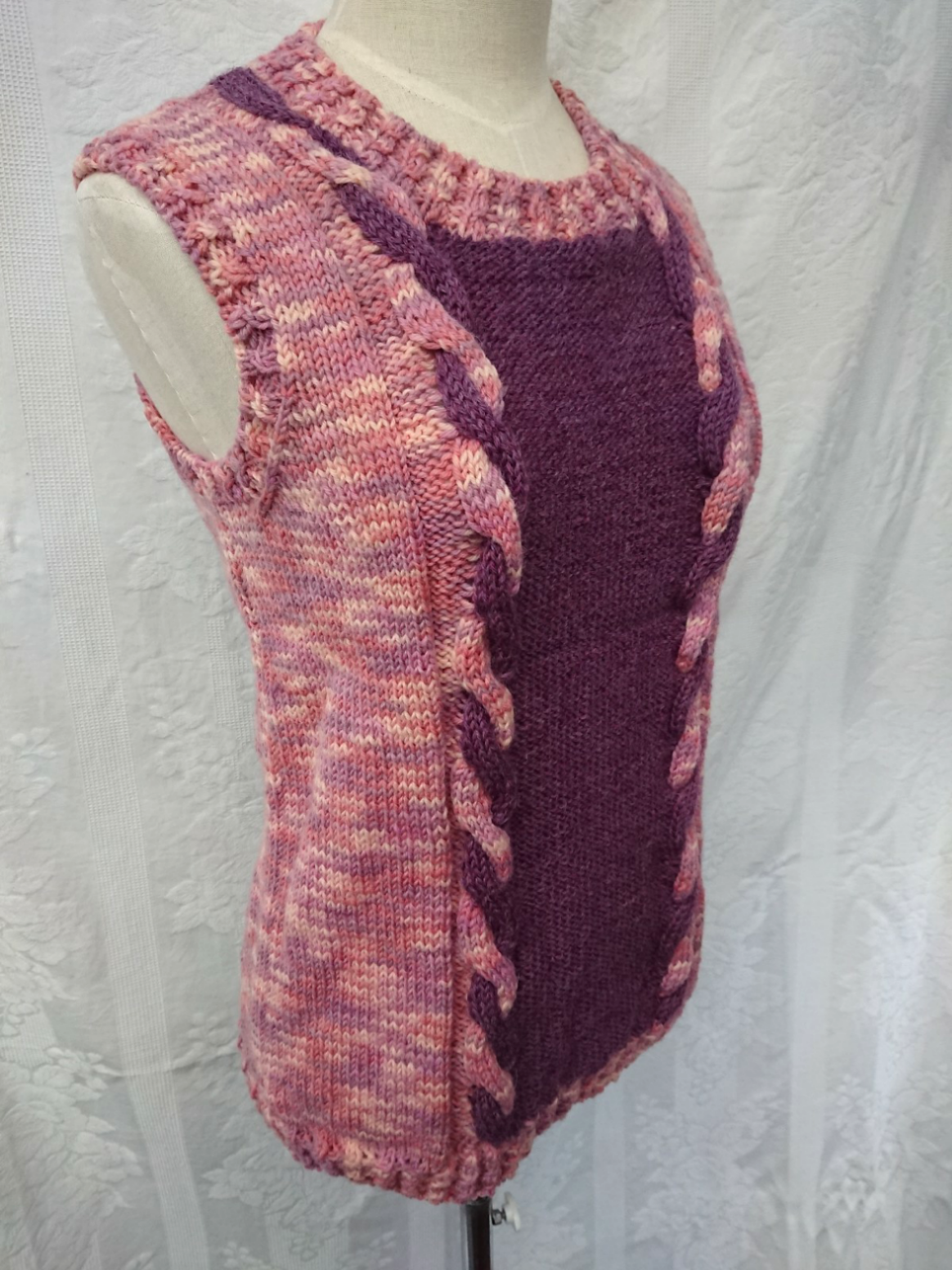 縄編み模様の2カラーベスト