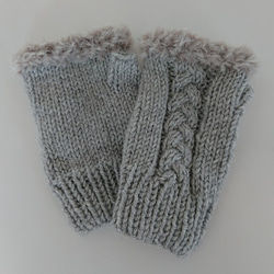 三つ編み縄編み模様の指なしハンドウォーマー 1枚目の画像