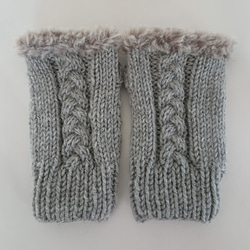 三つ編み縄編み模様の指なしハンドウォーマー 2枚目の画像