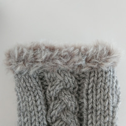 三つ編み縄編み模様の指なしハンドウォーマー 5枚目の画像