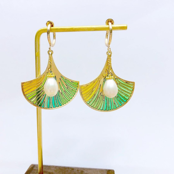 Golden Ginkgo Leaf & Pearl Drop Earrings 1枚目の画像