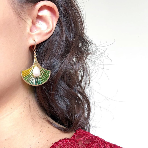 Golden Ginkgo Leaf & Pearl Drop Earrings 2枚目の画像