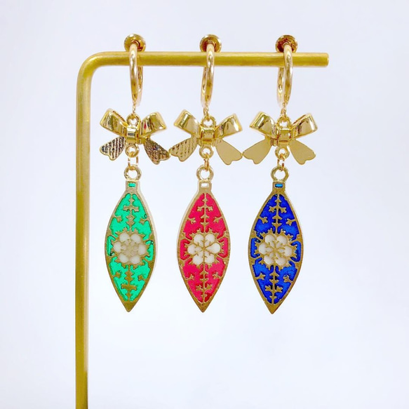 Colorful Christmas Ornaments Earrings 1枚目の画像