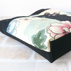 百華繚蘭・黒猫と牡丹　スマホポシェット　サコッシュ　2wayバッグ（クリームベージュ） 3枚目の画像