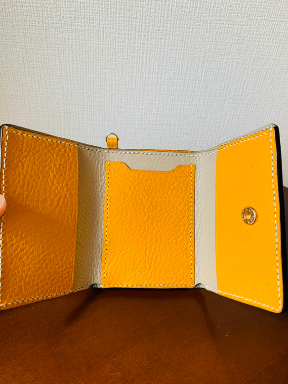 【受注製作】手縫いの三つ折り財布(グレー[灰] × イエロー[黄]、春) 4枚目の画像