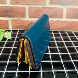 手縫いの革のラウンドファスナーコインケース(ブルー) 4枚目の画像