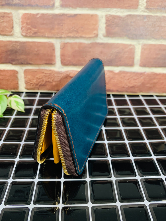 手縫いの革のラウンドファスナーコインケース(ブルー) 4枚目の画像