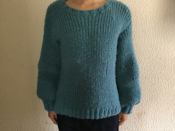 ターコイズブルーの手編みセーター 1枚目の画像