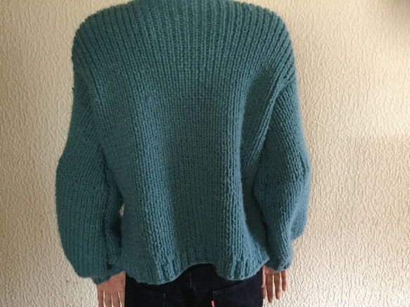 ターコイズブルーの手編みセーター 2枚目の画像