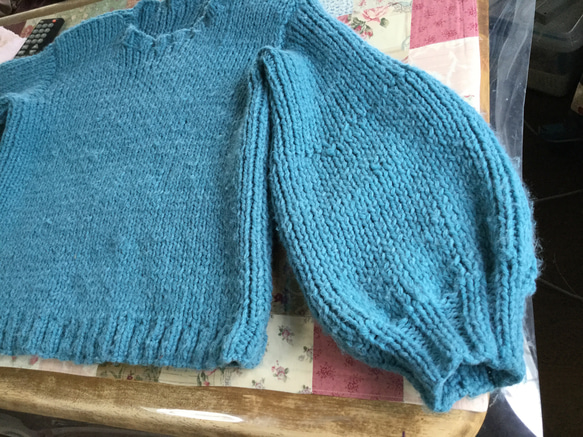 ターコイズブルーの手編みセーター 3枚目の画像