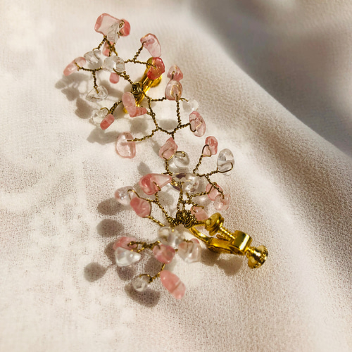 桜吹雪 ガラスビーズとワイヤーアート ピアス/イヤリング イヤリング