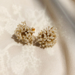 ゴールド かすみ草 ノンホールピアス  ハンドメイド シンプル かすみ草 ガラスビーズとワイヤーアート ピアス/イヤリング イヤリング