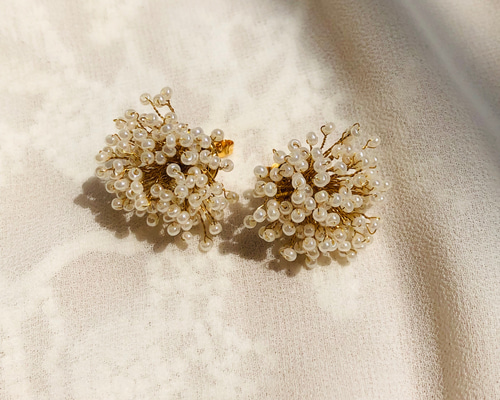 ゴールド かすみ草 ノンホールピアス  ハンドメイド シンプル かすみ草 ガラスビーズとワイヤーアート ピアス/イヤリング イヤリング