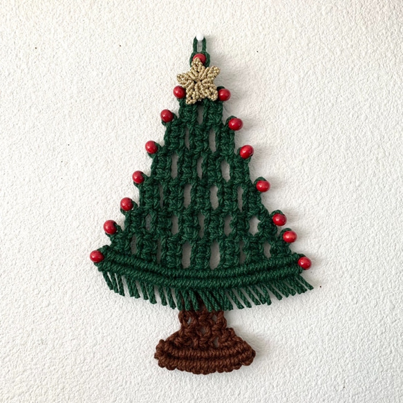 【Creema限定クリスマス2021】ジュートコードの小さなマクラメクリスマスツリー/タペストリー～外せる金色の星付き♪ 1枚目の画像
