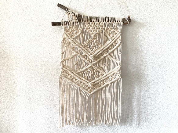 マクラメ編みタペストリーD～マンサクの枝とコットン生成り糸(#40)で♪ 1枚目の画像